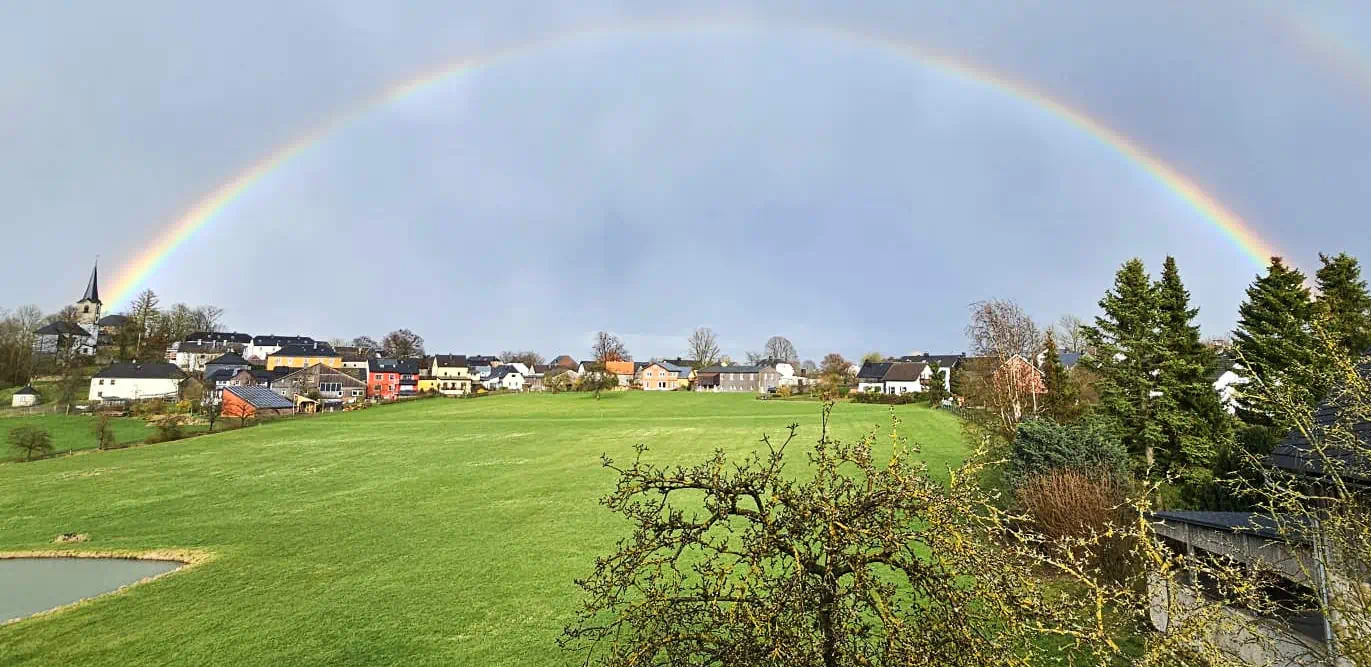 Blick auf den Dorfberg und die Hallersteiner Kirche