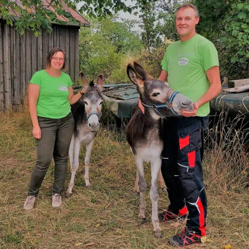 Jana und Markus die Chefs vom Regio-Markt Genussladen mit ihren Hobby-Eseln Eddy und Oskar